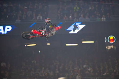 Ken Roczen vor den gut gefüllten Zuschauerrängen der US-Stadien