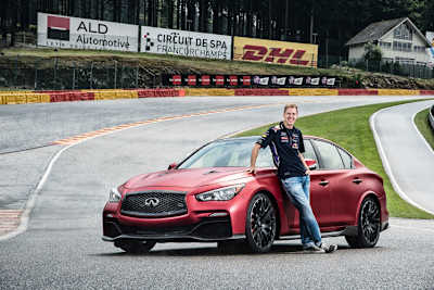 Sebastian Vettel mit dem Infiniti Q50 Eau Rouge in Eau Rouge