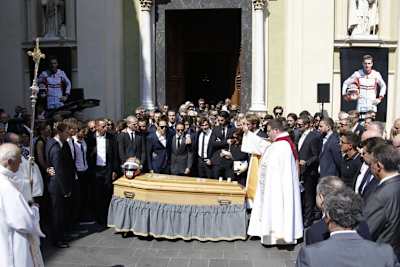 Die Fahrer stellten sich hinter dem Sarg von Jules Bianchi auf