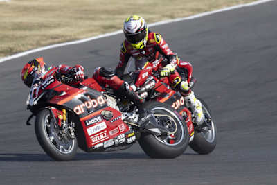 Alvaro Bautista erwischte Michael Rinaldi am Hinterrad...