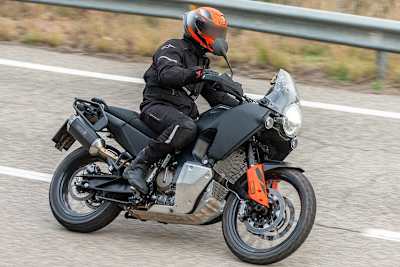 Husqvarna 901 Norden in der eher strassenorienterteren Version mit Kotflügel vorne über dem Vorderrad