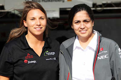 Simona De Silvestro mit Sauber-Teamchefin Monisha Kaltenborn