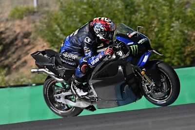 Augusto Fernandez mit dem V4-Bike von Yamaha