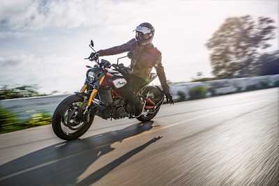 Gepflegtes Asphalt-Surfing mit der Indian FTR 1200 Carbon