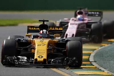 Nico Hülkenberg in Australien vor einem Force-India-Renner