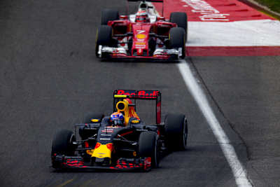 Max Verstappen im Duell mit Kimi Räikkönen