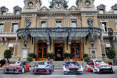 Die vier Hersteller mit ihren Fahrzeugen vor dem Casino