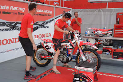 Max Nagl auf dem probehalber im Teamzelt hinten und vorne tiefergelegten Motorrad