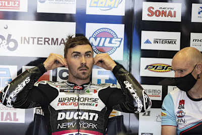 Loris Baz in der Lederkombi seines US-Teams