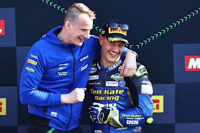 Ten-Kate-Teammanager Kervin Bos (li.) mit Domi Aegerter