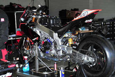 Aprilia bietet für 300.000 Euro Werksmotorräder an