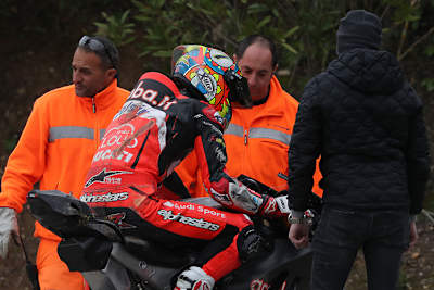 Chaz Davies kurz nach seinem Sturz am Mittwoch