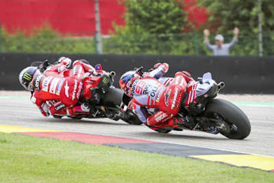 Marc Marquez (hinten) ließ sich von Enea Bastianini nicht lange aufhalten