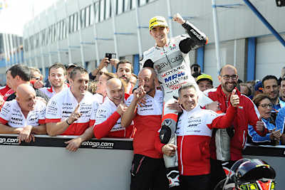 Francesco Bagnaia und das Aspar-Team feierten in Assen den ersten Mahindra-Sieg