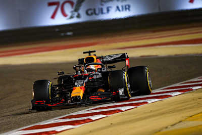 Max Verstappen im Red Bull Racing-Renner mit Halo