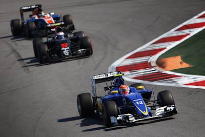 Die Sauber-Fahrer (hier Felipe Nasr) müssen sich mit Händen und Füssen der Gegner erwehren