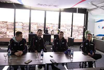 Ärger bei BMW über die Spritreduktion (v.l.): Michael van der Mark, Sven Blusch, Toprak Razgatlioglu und Christian Gonschor