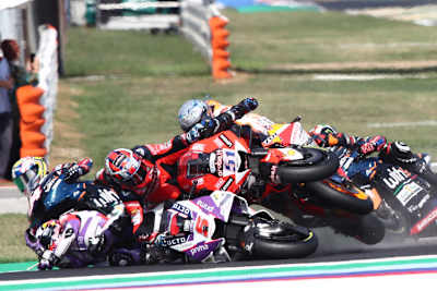 Alle auf einem Haufen: Crash in Kurve 1