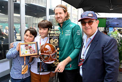 Die GP-Fahrer erhielten wegen 60 Jahren Formel 1 in Mexiko einen Replica-Helm von Juan Manuel Fangio