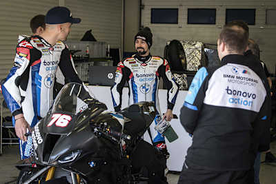 Blick in die Bonovo-Box: Links Loris Baz, in der Mitte Eugene Laverty