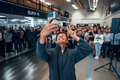 Jubel-Selfie zur Vertragsverlängerung: Alex Albon mit seinem Team