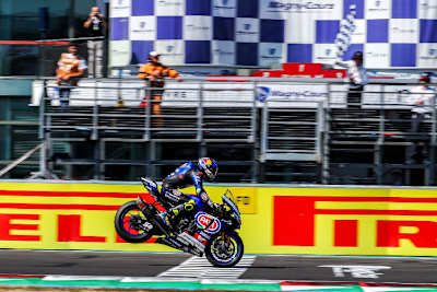 Toprak Razgatlioglu fährt etwas vorderradlastig