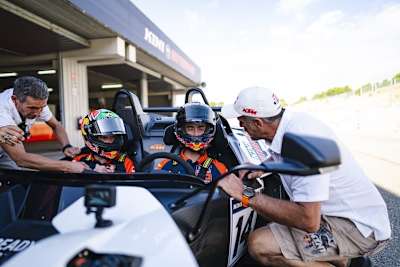 Pedro Acosta und Brad Binder erhielten vor der Fahrt wertvolle Anweisungen von Heinz Kinigadner