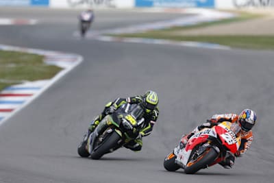 Cal Crutchlow (35) schnappte Dani Pedrosa (26) den Podestplatz weg – im Hintergrund naht Jorge Lorenzo