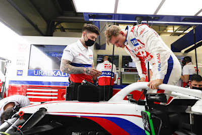 Mick Schumacher steigt in seinen Haas-Renner