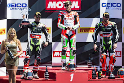 Die Top-3 des ersten Rennens (v.l.): Johnny Rea, Chaz Davies und Tom Sykes