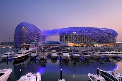 Wenn es Nacht wird, kommt die Schönheit der Rennanlage besonders gut zur Geltung