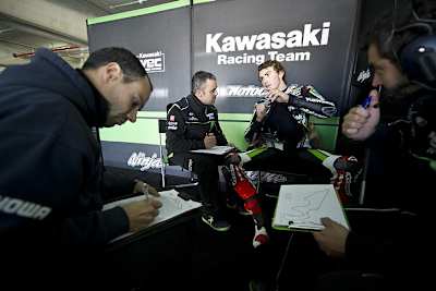 Loris Baz gibt seinem Team Input