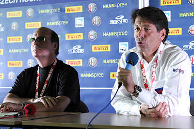 Im Herbst 2012 mussten Maurizio (li.) und Paolo Flammini das Ruder in der Superbike-WM abgeben