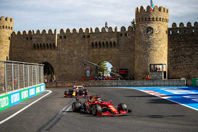 Charles Leclerc vor Max Verstappen in Baku