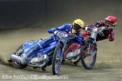 Bartosz Zmarzlik (vorne) fährt für Polen, Max Fricke für Australien