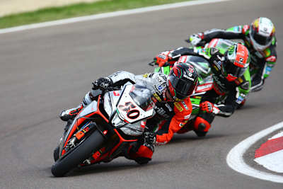 Sylvain Guintoli (50) wurde Weltmeister, Tom Sykes (Mitte) bekam zu wenig Hilfe von Loris Baz (hinten)