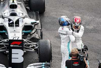 Valtteri Bottas gratuliert Lewis Hamilton zum Sieg