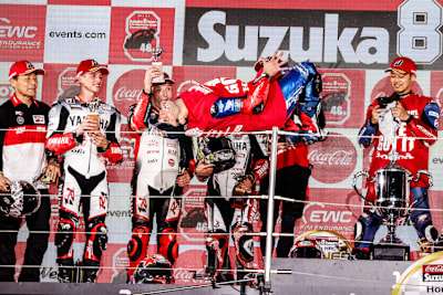 Johann Zarco zelebrierte den Sieg beim Acht-Stunden-Rennen in Suzuka mit einem Backflip