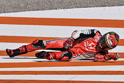 Pecco Bagnaia am Boden