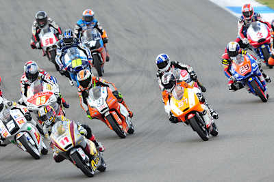 Toni Finsterbusch (9) im Pulk nach dem Start in Assen