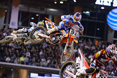 Supercross-WM in Arlington: Ken Roczen (94) vor Weltmeister Villopoto, vorne entschwindet Justin Barcia (51)