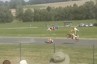 Victor Steeman überfuhr seinen Teamkollegen und flog im hohen Bogen ab