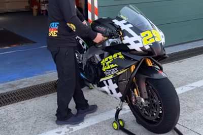 In der Boxengasse von Misano: Die Maschine von Andrea Iannone läuft warm