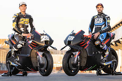 Das neue RNF-Aprilia-Kundenteam mit Raúl Fernandez und Miguel Oliveira