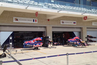 Die Flagge bei Daniil Kvyat wurde eilig überpinselt