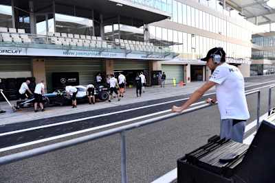 Esteban Ocon beobachtet das Testgeschehen