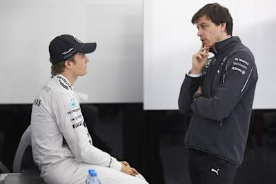 Nico Rosberg mit Mercedes-Motorsportdirektor Toto Wolff