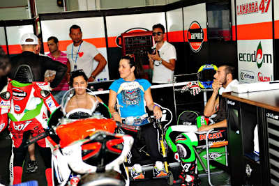 Alessia Polita (im Rollstuhl) zu Gast bei Barni Ducati