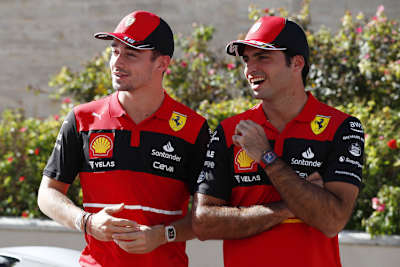 Charles Leclerc und Carlos Sainz werden mit den gleichen Voraussetzungen in die Saison 2023 starten
