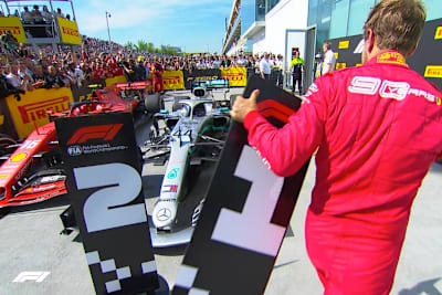 Selbst ist der Mann: Sebastian Vettel stellt die Platztafeln um